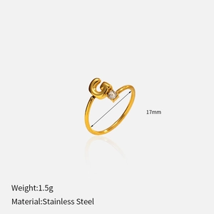 Détail de la bague en acier inoxydable plaqué or 18k avec lettre G et petit cristal