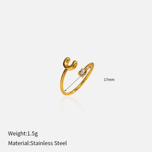 Vue détaillée de la bague lettre U plaquée or 18k avec zircon et spécifications 17mm