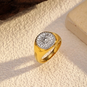 Nahaufnahme eines Retro-Edelstahlrings mit Sonnenrelief und Goldbeschichtung