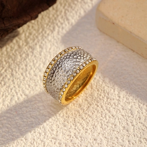 Detailansicht des zweifarbigen Titanstahlrings mit Hammerschlag-Textur und Zirkonia-Inlay