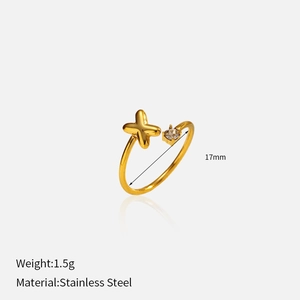 Détail d'une bague en acier inoxydable plaqué or 18k avec motif croix et zircon