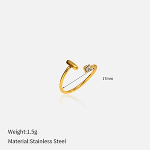 Détail macro d'une bague ouverte en acier plaqué or 18k avec zircon blanc rond