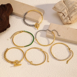 Vue détaillée à plat de bracelets en acier inoxydable doré et argenté avec pierres