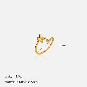 Détail de la bague en acier inoxydable doré 18 carats lettre K de 17 mm de diamètre