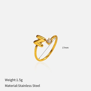 Détail de la bague ajustable plaquée or 18k avec lettre N et pierre de zircon brillant