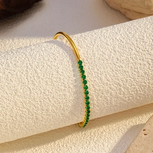 Bracelet élégant en acier inoxydable plaqué or 18 carats orné de zircons vert émeraude