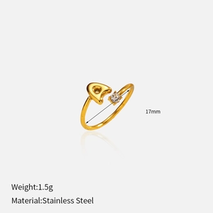 Détail de la bague lettre A plaquée or 18 carats avec diamètre 17mm et poids léger de 1,5g