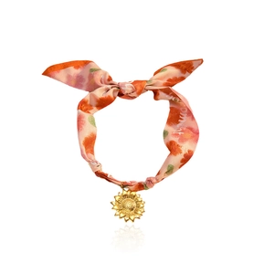 Elegant floral neck scarf with a gold sunflower pendant made of stainless steel