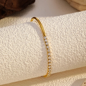 Bracelet élégant en acier inoxydable doré avec pavé de zircons blancs sur support en pierre