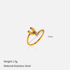 Détail d'une bague en acier inoxydable plaqué or 18k avec lettre U et zircone
