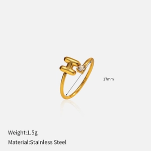 Détail d'une bague en acier inoxydable doré 18k avec lettre H et pierre de cristal