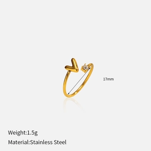Vue détaillée de la bague en acier inoxydable plaqué or 18k avec 17mm de diamètre intérieur