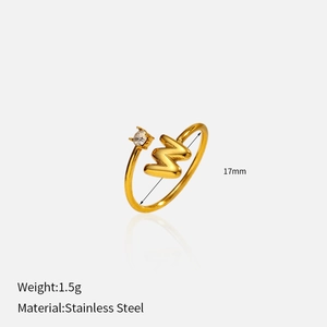 Détail montrant le poids de 1,5g et la taille de 17mm d'une bague en acier doré 18k