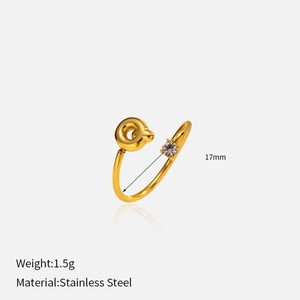 Détail de la bague en acier inoxydable plaqué or 18 carats avec lettre Q et zircon