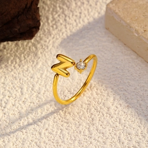 Détail d'une bague réglable plaquée or 18 carats avec lettre N et petite pierre de zircon