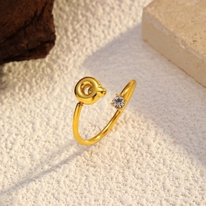 Détail de la bague ouverte plaquée or 18 carats avec lettre Q et zircon étincelant