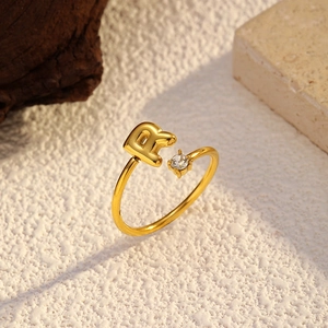 Bague ouverte chic plaquée or 18k avec design lettre R et pierre de zircon claire
