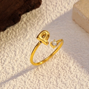 Détail macro d'une bague ouverte plaquée or 18 carats avec lettre P et zircon