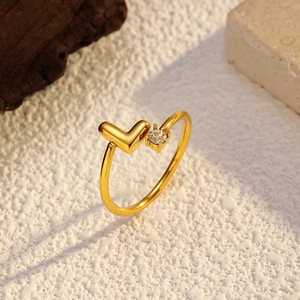 Vue détaillée de la bague ouverte plaquée or 18k avec zircone sur texture de pierre