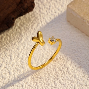 Vue détaillée de la bague coeur en or 18k avec zircon blanc sur fond de pierre naturelle
