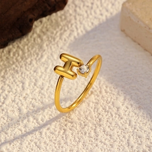 Gros plan détaillé d'une bague ouverte plaquée or 18 carats avec lettre H et zircon