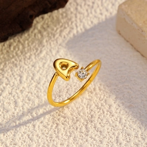 Détail d'une bague ajustable plaquée or 18k avec lettre A et pierre en zircone