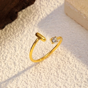 Gros plan sur bague ajustable plaquée or 18k avec détails cylindre et zircone cubique