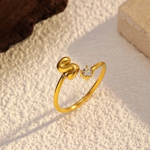 Détail macro de la bague ouverte plaquée or 18 carats avec lettre S et pierre de zircon