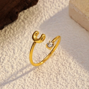 Détail de la bague ouverte plaquée or 18k avec lettre C et pierre de zircone brillante