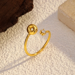Détail d'une bague ouverte plaquée or 18k avec un petit anneau et un cristal incrusté
