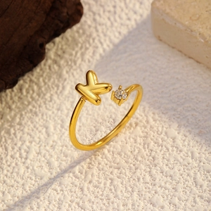Détail d'une bague ajustable plaquée or 18k avec la lettre K et un zircon brillant