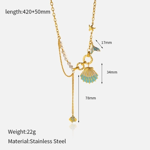 Vue détaillée du collier océan avec pendentifs coquillage et étoile de mer dorés à l'or