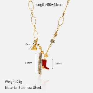 Vue détaillée du collier en acier inoxydable doré 18K avec breloques cœur et botte