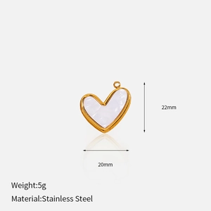 Macro-opname van 18k vergulde hartvormige hanger met wit inlegwerk en 22mm maat