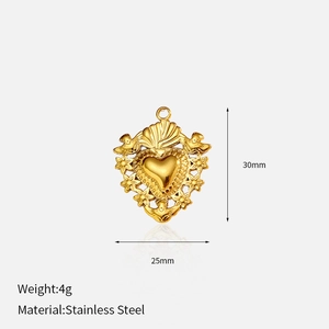 Gedetailleerd beeld van de 30x25mm gouden hartvormige hanger van 18k roestvrij staal