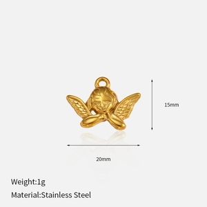 Detailweergave van een 20mm vergulde Cupido engel hanger van duurzaam roestvrij staal