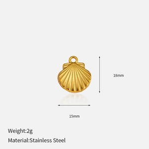 Macro-opname van de 15mm vergulde roestvrijstalen schelphanger voor DIY-sieraden maken