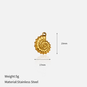 Detailoverzicht van een 23mm 18k vergulde roestvrijstalen nautilusschelp hanger bedel