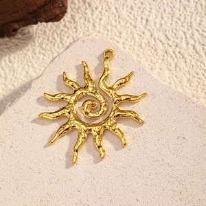 Makroaufnahme von Sonnenanhänger mit Hammerschlag-Textur und 18K Goldbeschichtung für DIY