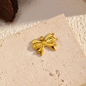 Detailansicht eines 18K vergoldeten Schleifenanhängers für DIY-Schmuck auf Steinbasis