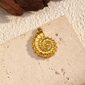 Makroansicht des goldenen Nautilus-Spiralanhängers auf Steinständer für DIY-Schmuck