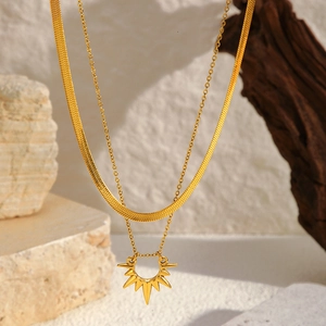 Collana a due strati in acciaio inossidabile dorato con ciondolo a sole e catena piatta
