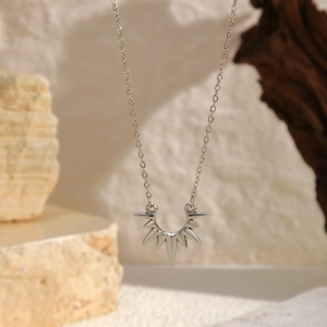 Collana a girasole minimalista in argento con pendente a stella su base in pietra