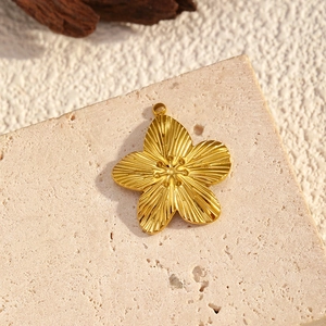 18k vergoldeter Edelstahl-Blumenanhänger mit Prägung und floralem Design für Halsketten