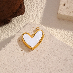 Goldener Herzanhänger mit weißem Emaille-Inlay und poliertem Metallrahmen für DIY-Schmuck