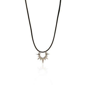 Collana con ciondolo a raggiera gotica argentata e cordino nero su sfondo bianco