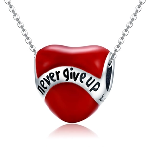 Détail du charm cœur en argent S925 avec émail rouge et gravure never give up