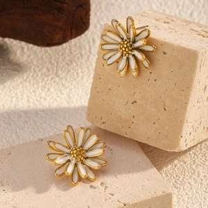 Eleganti orecchini a margherita in acciaio inossidabile oro e bianco su base in pietra