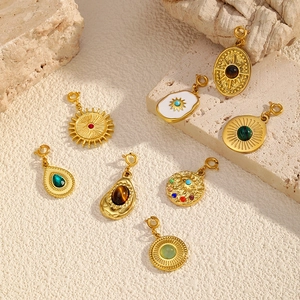 Set di ciondoli bohémien in acciaio dorato con pietre occhio di tigre e malachite