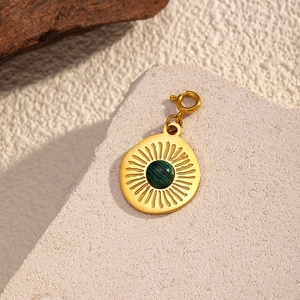 Ciondolo girasole vintage in acciaio inossidabile dorato con intarsio in malachite verde